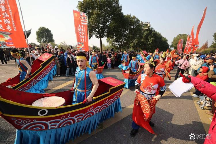 活动以民俗巡游开场,约500名民间文艺爱好者身着传统服饰表演鱼灯,船