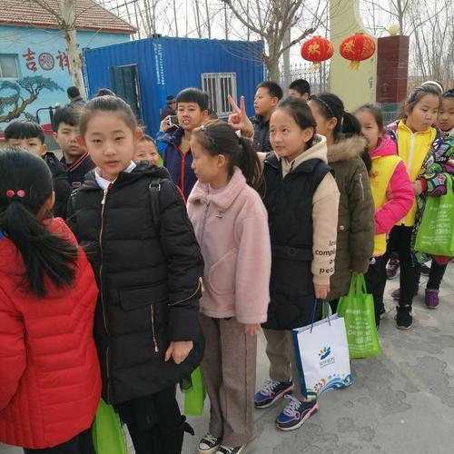 我参加了公益小天使组织的敬老院关爱老人活动,给她们献爱心,表演节目